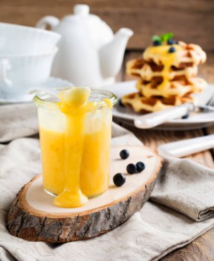 Limon Kürt bir cam kavanoza. Rustik tarzı. Seçici odak.