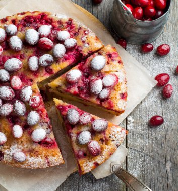 Cevizli, böğürtlenli ve pudra şekerli ev yapımı kızılcık turtası. Üst Manzara. Mesaj için yer var. Kırsal tarzda. Seçici odak.