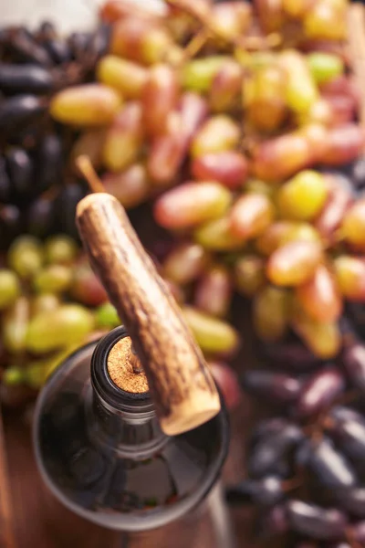 Vino Bottiglia Con Cavatappi Aprire Una Bottiglia Vino Con Cavatappi — Foto Stock