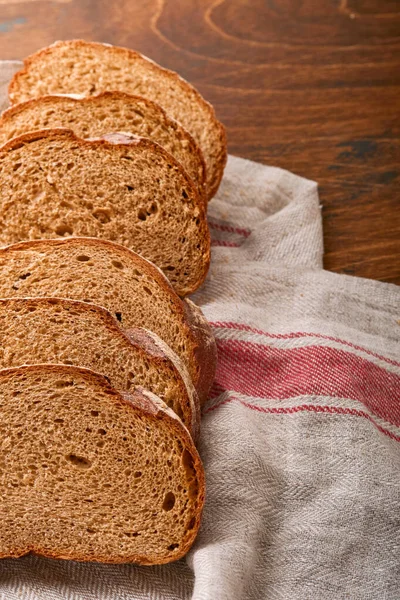 Frisches Hausgemachtes Roggenbrot Traditionelles Dinkel Sauerteigbrot Scheiben Geschnitten Auf Rustikalem — Stockfoto