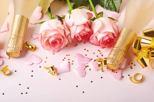 분홍빛 장미의 샴페인 황금색 그리고 분홍색 배경에는 하트가 평면도는 당신의 — 스톡 사진