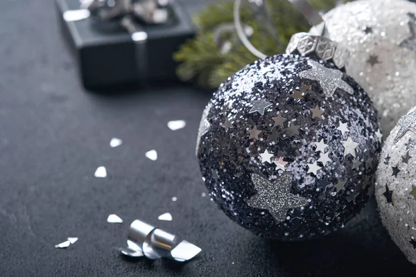 Kerst Nieuwjaar Concept Met Zwarte Zilveren Kerstballen Bal Geschenkdoos Champagne — Stockfoto