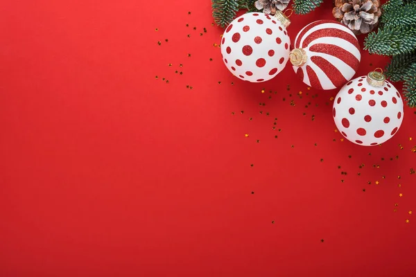 Concepto Navidad Año Nuevo Con Bolas Blancas Rojas Caja Regalo —  Fotos de Stock