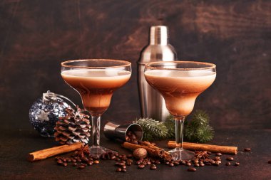 İskender kokteyli ahşap masada sallanan, hindistan cevizi rendesi ve koyu arkaplanda Noel dekoru olan küçük rende. İçecek fotoğrafçılığı. Şenlikli kokteyl içeceği.