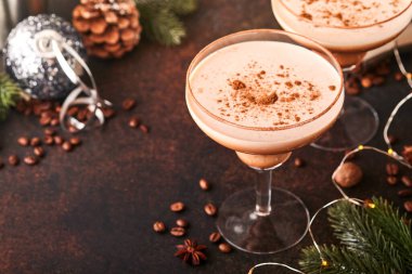 İskender kokteyli ahşap masada sallanan, hindistan cevizi rendesi ve koyu arkaplanda Noel dekoru olan küçük rende. İçecek fotoğrafçılığı. Şenlikli kokteyl içeceği.