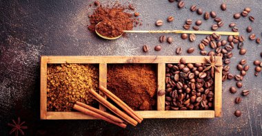 Üç çeşit kahve ile gıda arka plan: fasulye, öğütülmüş, anlık eski beton kahverengi zemin ahşap kutusunda. Rustik stile. Seçici odak. Üstten görünüm.