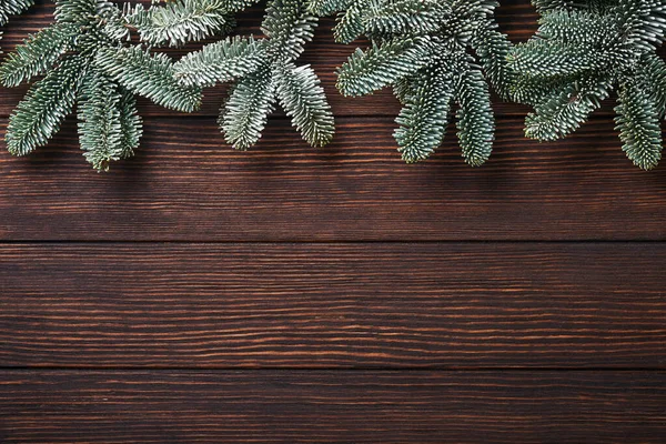 圣诞树的树枝 圣诞球 礼品盒 木制雪花和星空点缀在古老而勇敢的木制背景上 为你的圣诞祝福 带有复制空间的顶部视图 圣诞贺卡 — 图库照片