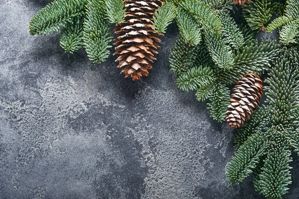 圣诞树的枝条 圣诞舞会 礼物盒 木制雪花和星星在灰色的石桌上为你的圣诞祝福 带有复制空间的顶部视图 圣诞贺卡 — 图库照片