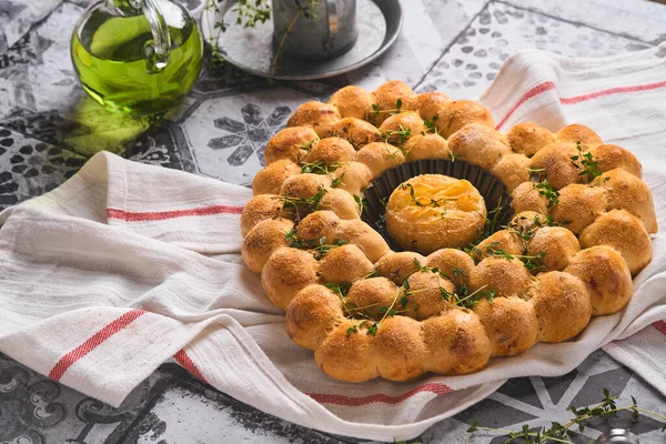 Pörkölt Camembert Sajt Házi Kenyér Szív Alakú Kakukkfű Rusztikus Háttérrel — Stock Fotó