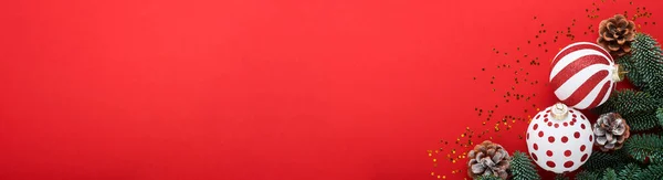 Conceito Natal Ano Novo Com Bola Branca Vermelha Bugigangas Caixa — Fotografia de Stock