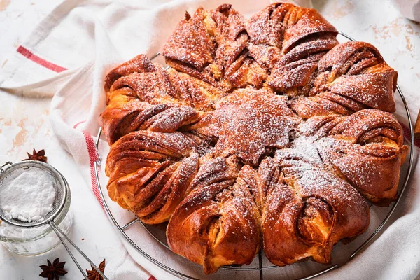 Kerstster Gevlochten Chocolade Kaneelbrood Witte Houten Tafel Kopieer Ruimte Voor — Stockfoto