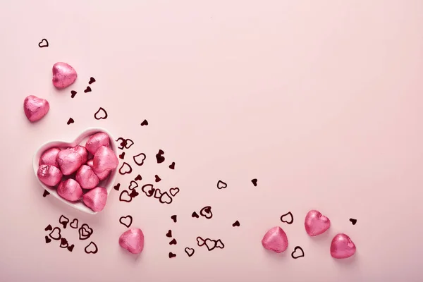 シャンパンボトル レッカーグラス チョコレートハート ピンクの背景のギフトボックスでバレンタインデーのグリーティングカード 挨拶のためのスペースとトップビュー コピースペース付きグリーティングカード — ストック写真