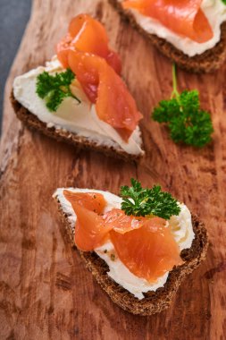 Somonlu mini sandviç, peynirli peynir, maydanoz ve kalp şeklinde çavdar ekmeği. Sevgililer Günü ev yapımı yaratıcı yemekler. Kahvaltı tasarımına bayılırım. Seçici odak ve kopyalama alanı