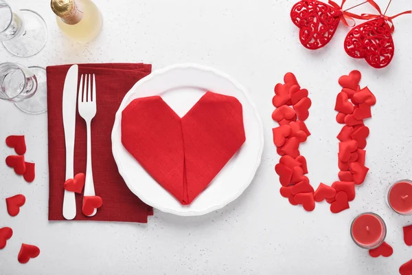 발렌티나의 식탁에는 식기로 색을칠 냅킨은 샴페인 안경을 인사말을 로맨틱 저녁이나 — 스톡 사진