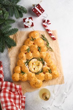 Köy arka planında kavrulmuş camembert peyniri ve biberiyeli ekmekli Noel ağacı. Tatil tarifleri. Noel menüsü. Noel ya da Xmas pastaları. Üst Manzara. Boşluğu Kopyala.