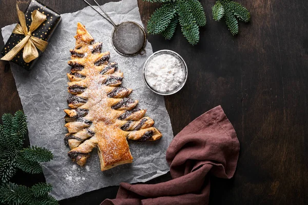 Hojaldre Árbol Navidad Con Pasta Chocolate Espolvoreado Con Azúcar Polvo —  Fotos de Stock