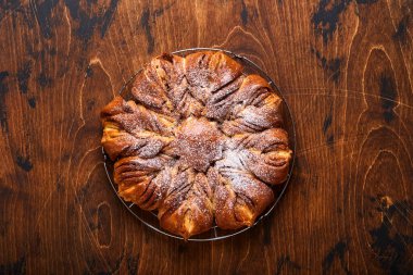 Noel yıldızı çikolata ve tarçınlı ekmeği eski ahşap masaya ördü. Uzayı metin için kopyala. Üst görünüm