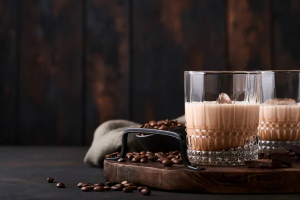 Glas Irischer Sahne Baileys Likör Mit Gerösteten Kaffeebohnen Zimt Und — Stockfoto