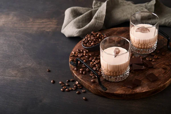 Copo Licor Baileys Creme Irlandês Com Grãos Café Torrados Canela — Fotografia de Stock