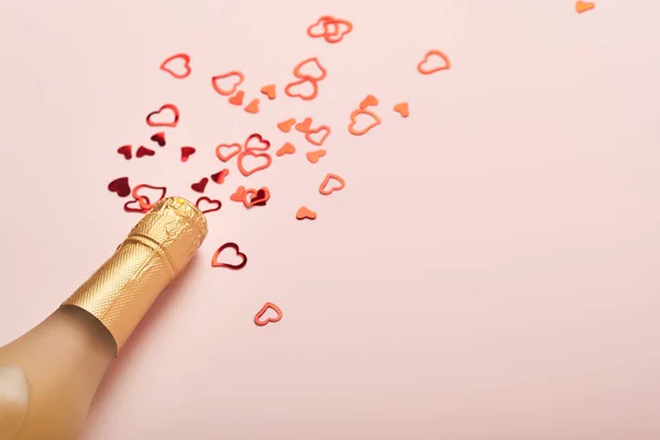 情人节贺卡上有香槟酒瓶 两个杯子 巧克力心和粉色背景的礼品盒 顶视图与空间的问候 带有复制空间的贺卡 — 图库照片