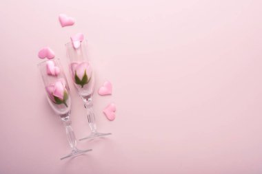 Sevgililer günü tebrik kartı şampanya şişesi, hediye kutusu, kırmızı kurdele ve içinde pembe arka planda boş notlar olan bir zarf. Selamlaşmak için en iyi manzara. Kopyalama alanı olan tebrik kartı