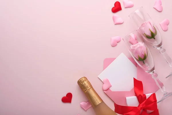 Alla Hjärtans Dag Gratulationskort Med Champagneflaska Presentförpackning Rött Band Och — Stockfoto