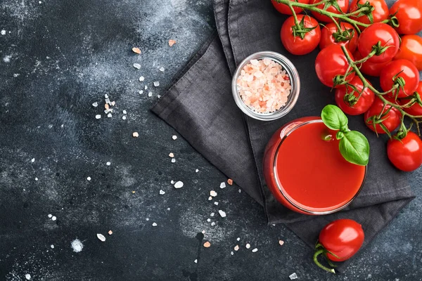 Glas Frischen Tomatensaft Salz Basilikum Und Tomaten Auf Schwarzem Teller — Stockfoto