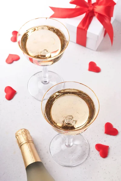 Alla Hjärtans Dag Bakgrund Med Champagneglas Och Presentask Med Rött — Stockfoto