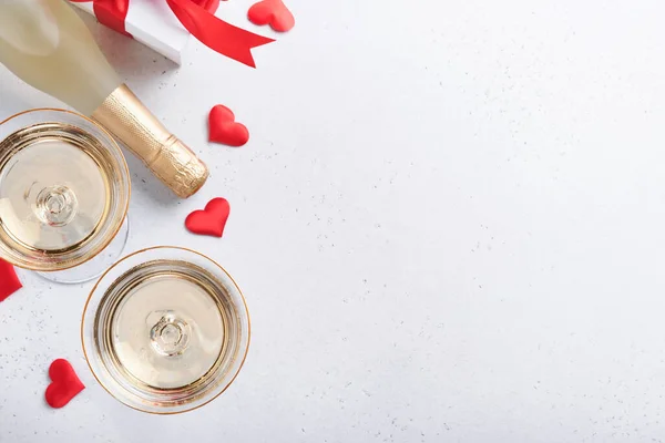 Alla Hjärtans Dag Bakgrund Med Champagneglas Och Presentask Med Rött — Stockfoto