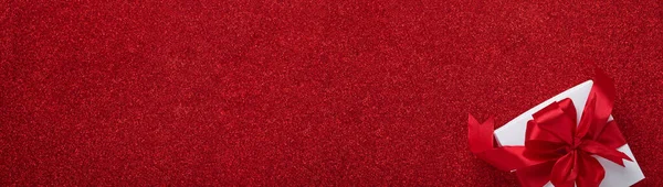 Белые Подарочные Коробки Красной Лентой Маленькие Красные Декоративные Сердца Красном — стоковое фото