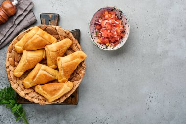 Kişniş, et, yumurta, domates ve acı biber soslu kızarmış börek. Tipik Şili yemeği. Latin Amerika ve Şili 'nin bağımsızlık günü kavramı.