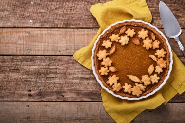 Balkabağı turtası. Çırpılmış kremalı tarçınlı tart. Şükran Günü veya Cadılar Bayramı için geleneksel Amerikan ev yapımı balkabağı pastası yemeye hazır. Model.