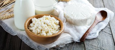 Süt ve süt ürünleri koyu ahşap arka planda. Seçici odak.