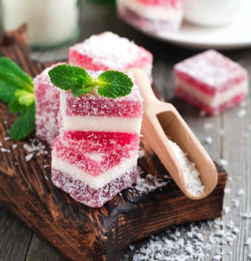 Eski ahşap arka planda hindistan cevizi ile meyveli marmelat. Seçici odak.