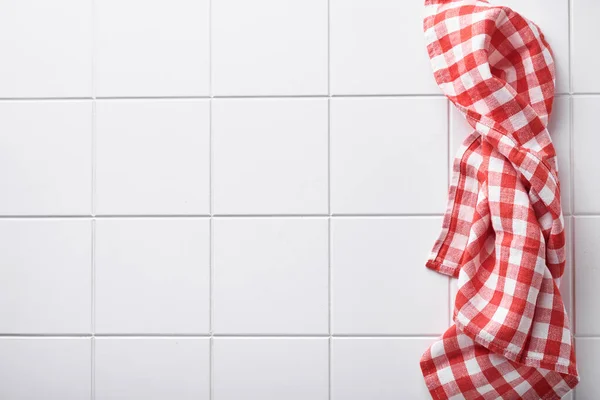 白色石砖桌上的红色餐巾 食物烹调背景及模拟 — 图库照片