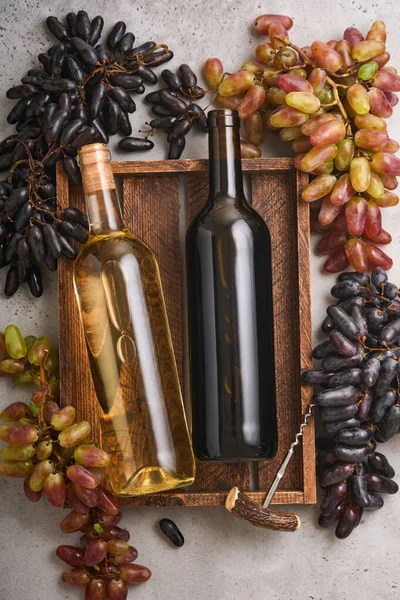 Due Bottiglie Vino Con Uva Bicchieri Vino Sfondo Vecchio Tavolo — Foto Stock