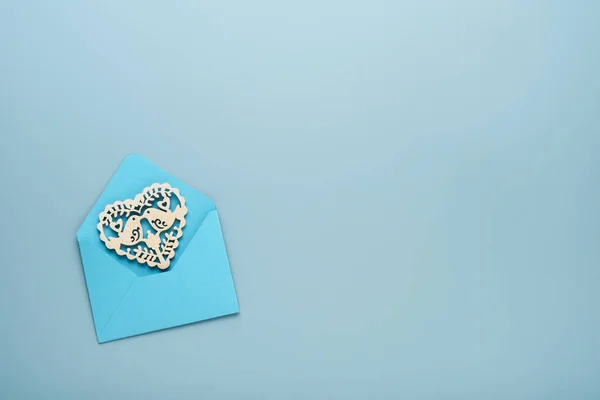 Roze Envelop Met Wit Opengewerkte Hart Lichtblauwe Achtergrond Bovenaanzicht Met — Stockfoto