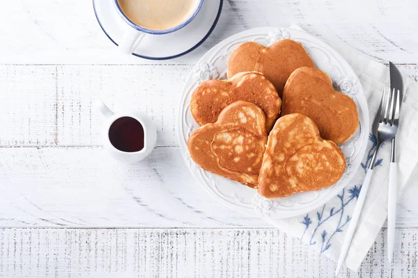 Panquecas Com Geléia Baga Mel Forma Coração Xícara Café Quente — Fotografia de Stock