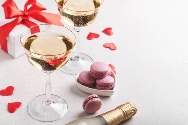 Sevgililer Günü arkaplanı şampanya bardakları ve kırmızı kurdeleli hediye kutusu. 8 Mart, Kadınlar Anneler Günü, Doğum Günü. Düz konum, üst görünüm, kopyalama alanı.