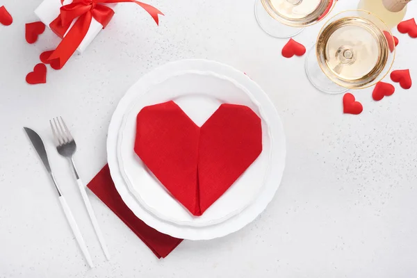 발렌티나의 식탁에는 식기로 색을칠 냅킨은 샴페인 안경을 인사말을 로맨틱 저녁이나 — 스톡 사진