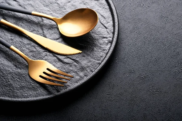 Gold Spoon Fork Knife Clean Empty Black Plate Set Stylish — Stock Photo, Image