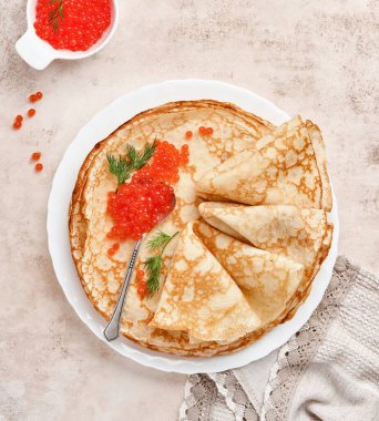 Krep, ince krep, gri tabakta kırmızı havyarlı Rus gözlemesi. Mermer arka plan. Uzayı kopyala Üst görünüm.