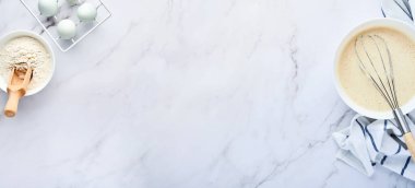 Kahvaltı ya da Maslenitsa için ev krepleri için hamur hazırlama. Masadaki malzemeler - buğday unu, yumurta, tereyağı, şeker, tuz, süt. Adım adım tarif et. Metin için yeri olan üst görünüm.