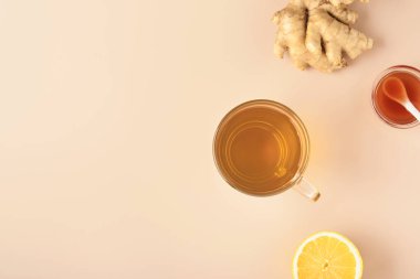 Zencefil çayı. Limonlu zencefil çayı, bal ve bej arkaplanda nane. Alternatif tıp kavramını ele alalım. Soğuk algınlığı ve grip için doğal ev yapımı ilaç. Üst Manzara. Metnin için boş yer.