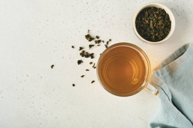 Zencefil çayı. Limonlu zencefilli çay, bal ve gri arkaplanda nane. Alternatif tıp kavramını ele alalım. Soğuk algınlığı ve grip için doğal ev yapımı ilaç. Üst Manzara. Metnin için boş yer.