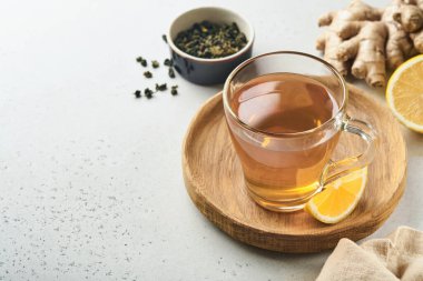 Zencefil çayı. Limonlu zencefilli çay, bal ve gri arkaplanda nane. Alternatif tıp kavramını ele alalım. Soğuk algınlığı ve grip için doğal ev yapımı ilaç. Üst Manzara. Metnin için boş yer.