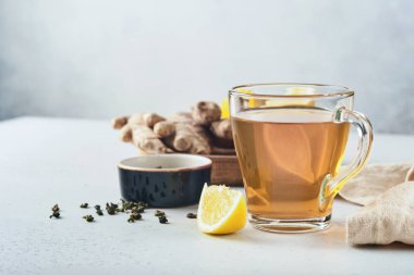 Zencefil çayı. Limonlu zencefilli çay, bal ve gri arkaplanda nane. Alternatif tıp kavramını ele alalım. Soğuk algınlığı ve grip için doğal ev yapımı ilaç. Üst Manzara. Metnin için boş yer.