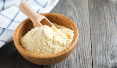 Çiğ mısır unu ve mısır ezmesi, eski ahşap arka planda bambu kasesinde polenta. Seçici odak.