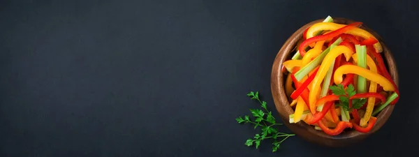 Sellerie Roter Und Gelber Paprika Vegetarischer Salat Einer Bambusschüssel Auf — Stockfoto