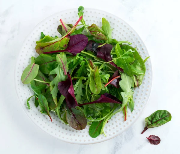 Mescolare Foglie Fresche Rucola Lattuga Spinaci Barbabietole Insalata Uno Sfondo — Foto Stock